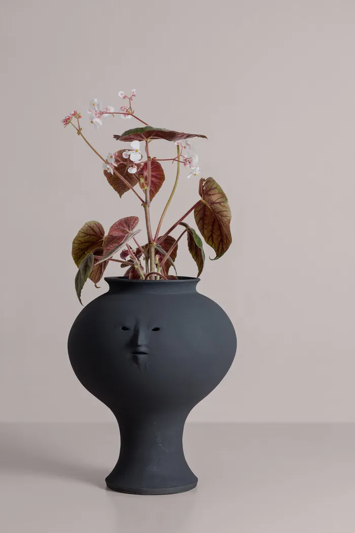Charcoal Vase Head